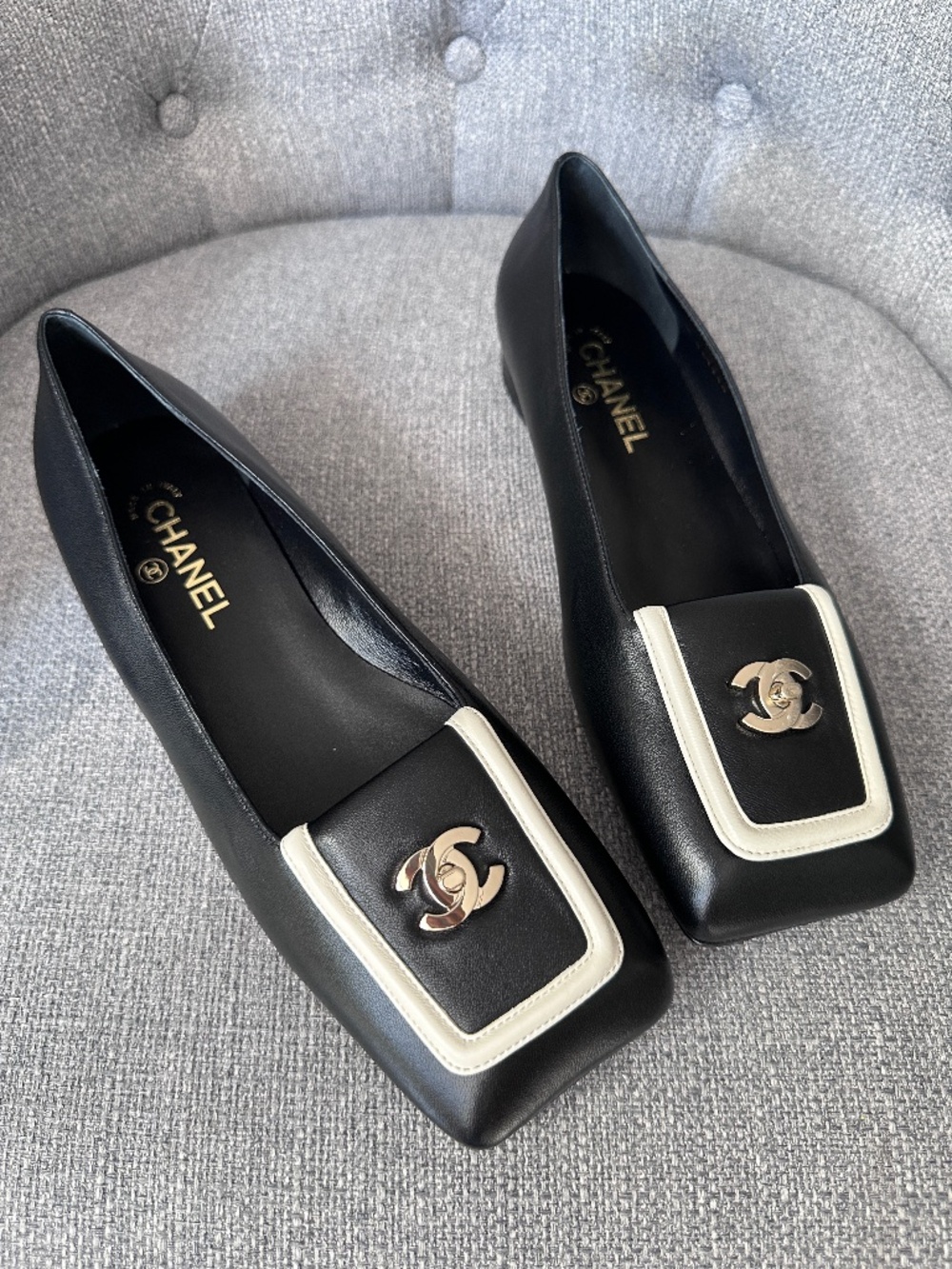 CHANEL BLAZY BLACK SQUARE TOE LEATHER FLATS WITH GOLD TURN LOCK CC LOGO size 39C